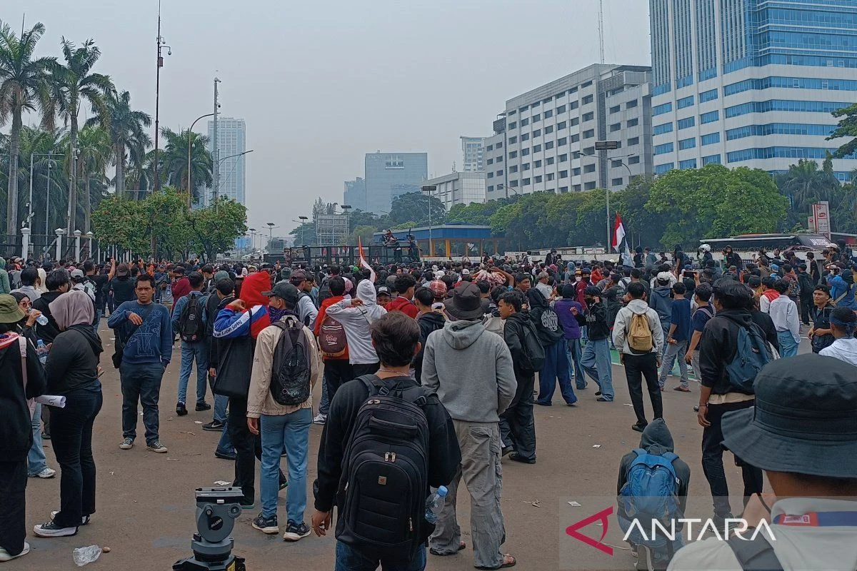 Ribuan Buruh Turun ke Jalan: Demo Pra‑Mayday di DPR dan Monas Mengguncang Lalu Lintas Jakarta