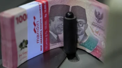 Rupiah Dibuka Melemah, Investor Pantau Konflik Timur Tengah