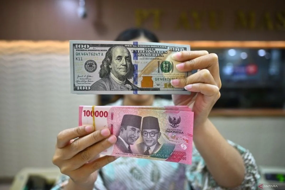 Rupiah Melemah di Atas Rp 17.000, Masyarakat Berbondong-bondong Jual Dolar