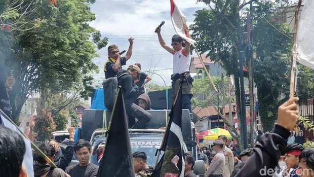 Skandal, Demonstrasi, dan Kontroversi: Pengadilan Negeri di Ujung Krisis
