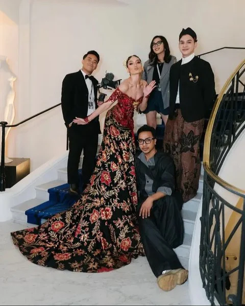 Tedak Siten Andrew: Momen Manis Erika Carlina Bersama Gala, Cinta Laura, dan Souvenir Unik yang Viral