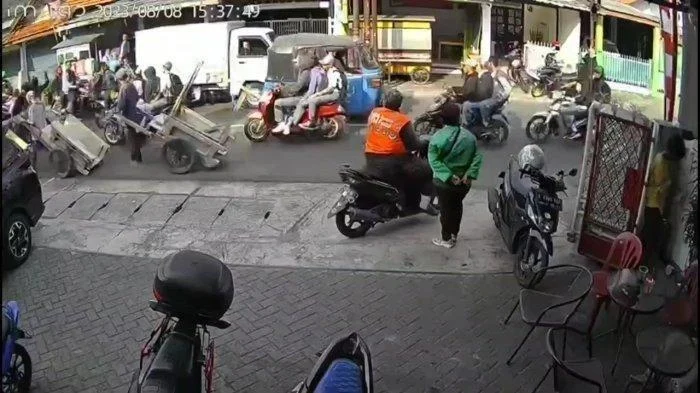 Terungkap! Dua Pengendara Motor Terekam CCTV Penyiram Air Keras pada Andrie Yunus di Tambun