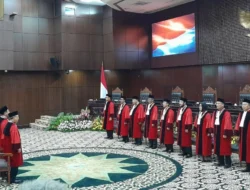 Tumbang di Wisuda Purnabakti, Hakim MK Anwar Usman Tetap Sadar—Klarifikasi Foto Manipulasi