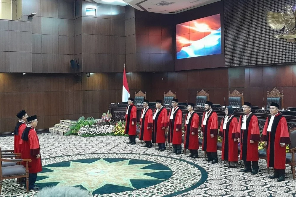 Tumbang di Wisuda Purnabakti, Hakim MK Anwar Usman Tetap Sadar—Klarifikasi Foto Manipulasi