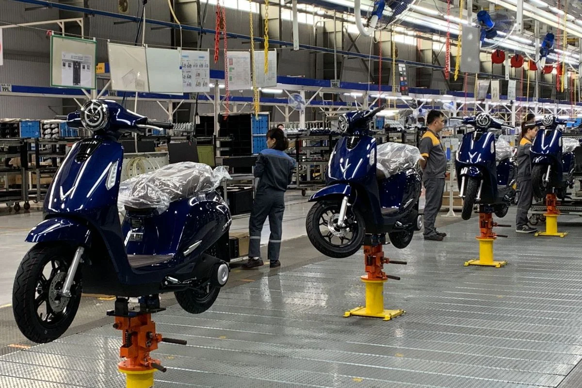 VinFast eScooter Guncang Pasar Indonesia: Dari Pabrik Vietnam hingga Insiden di Rel Kereta