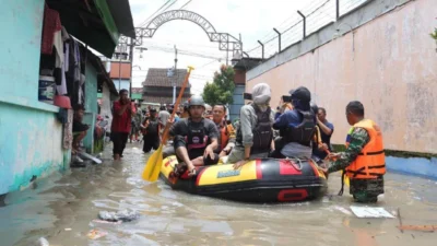 Warga Sukoharjo Buang Kasur & Perabot Usai Banjir Oli, PO SAN Janjikan Kompensasi Besar