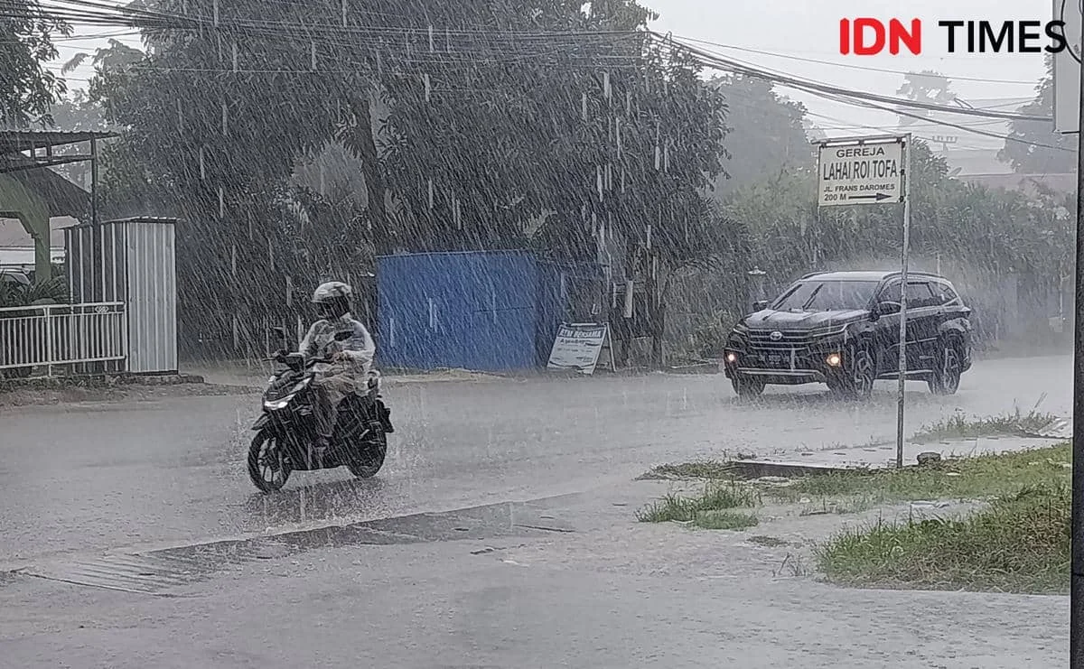 Waspada Cuaca Ekstrem April 2026: 2 Juta Sambaran Petir dan 111 Gempa Guncang Jawa Barat