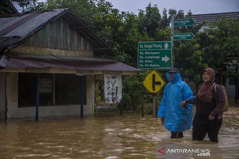 Waspada Hujan Lebat! Sirkulasi Siklonik Tingkatkan Risiko Banjir di 12 Provinsi Indonesia