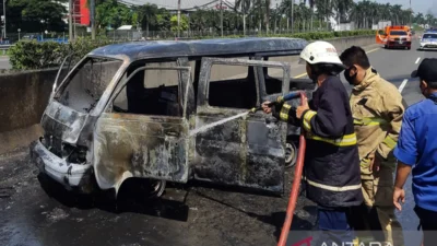 Aksi Mengerikan! Minibus Terbakar di Kembangan Jakbar, Petugas Temukan Jeriken Bensin