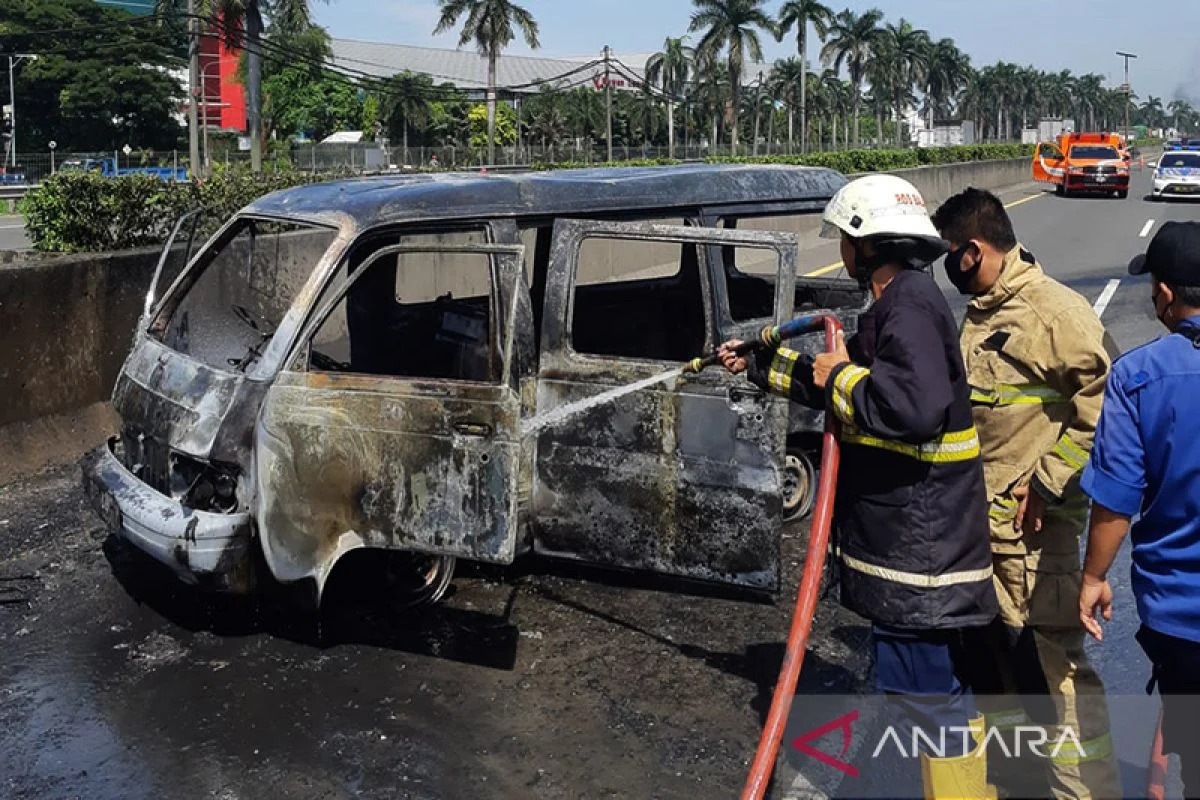 Aksi Mengerikan! Minibus Terbakar di Kembangan Jakbar, Petugas Temukan Jeriken Bensin