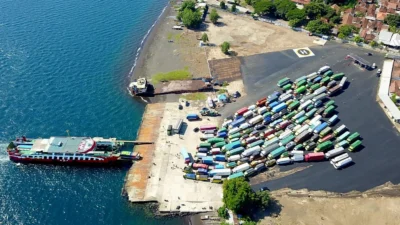 Antrean Kendaraan Penyeberangan Ketapang-Gilimanuk Terurai Setelah Air Laut Surut