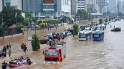 Banjir Jakarta Barat: 12 RT dan 4 Jalan Tergenang, Warga Terancam Banjir Lebih Luas