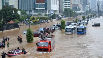 Banjir Jakarta Barat: 12 RT dan 4 Jalan Tergenang, Warga Terancam Banjir Lebih Luas