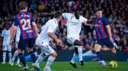 Barcelona Menang Dramatis 2-1, Lewandowski Bikin Gol Memukau; Real Madrid Tersendat Imbang di Betis