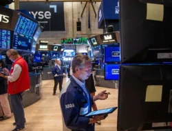 Dow Menguat Hampir 300 Poin, Wall Street Cetak Rekor Baru