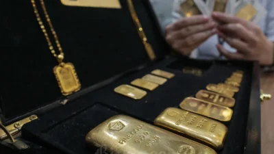 Emas Kinclong Didorong Dolar Lesu, Pasar Tetap Waspada