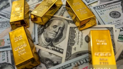 Emas Melonjak Lebih dari 1 Persen Setelah Dolar dan Minyak Melemah