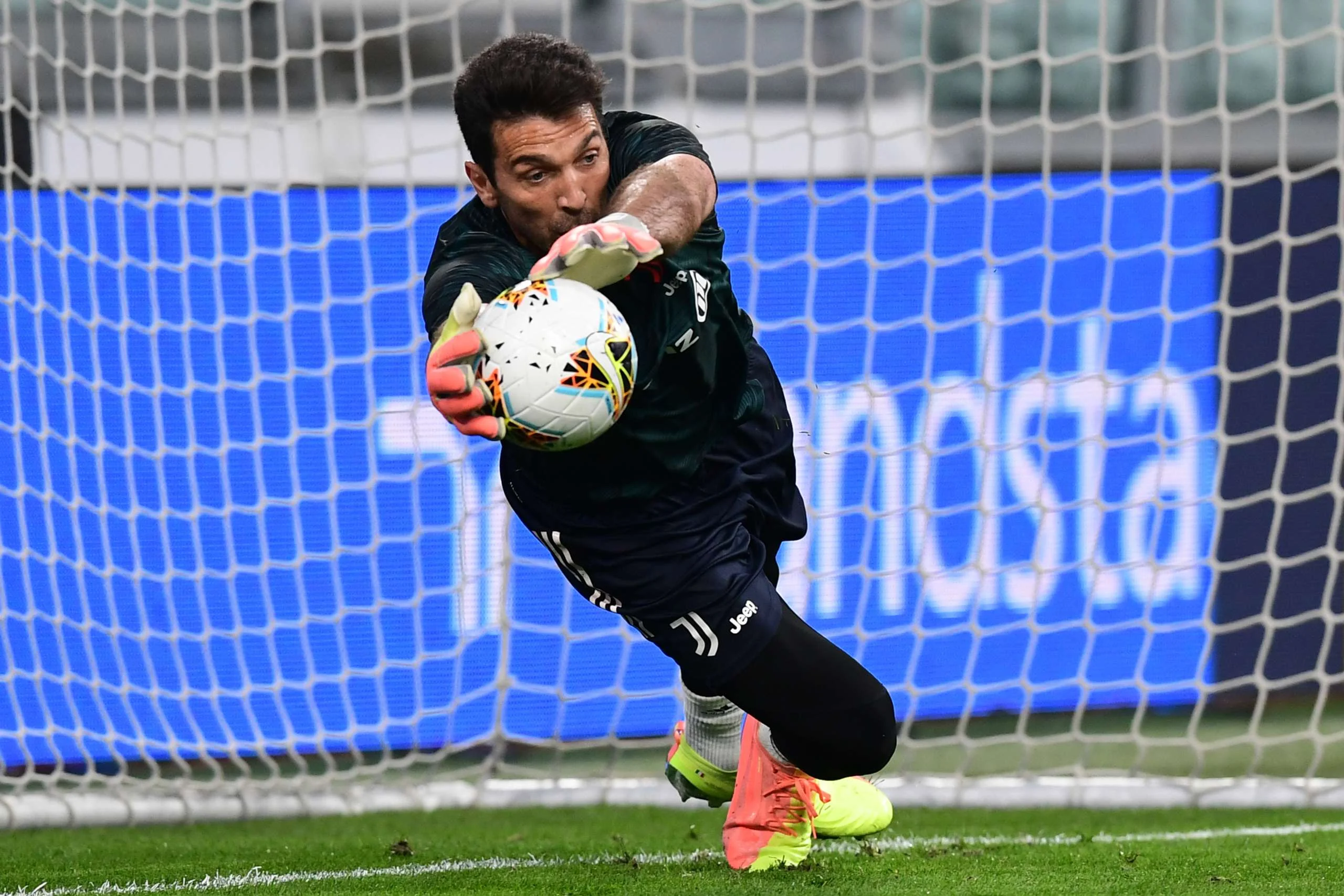 Gianluigi Buffon: Legenda Kiper Italia yang Tetap Membumi di Usia Senja