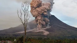 Gunung Dukono Mengguncang Halmahera Utara: Kolom Abu Mencapai 1.600 Meter, Warga Dihimbau Waspada