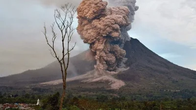 Gunung Dukono Mengguncang Halmahera Utara: Kolom Abu Mencapai 1.600 Meter, Warga Dihimbau Waspada