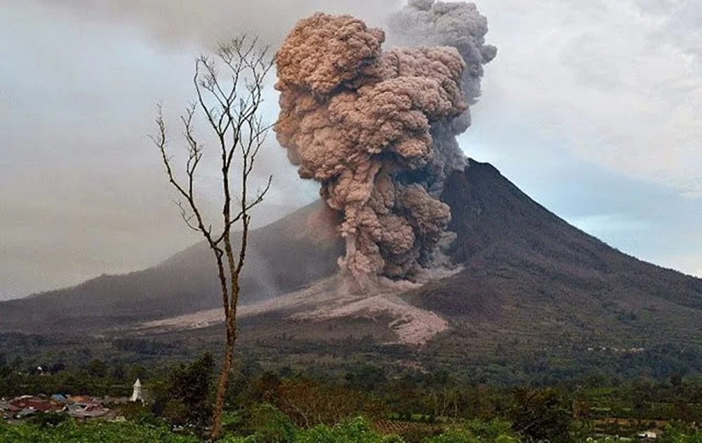 Gunung Dukono Mengguncang Halmahera Utara: Kolom Abu Mencapai 1.600 Meter, Warga Dihimbau Waspada