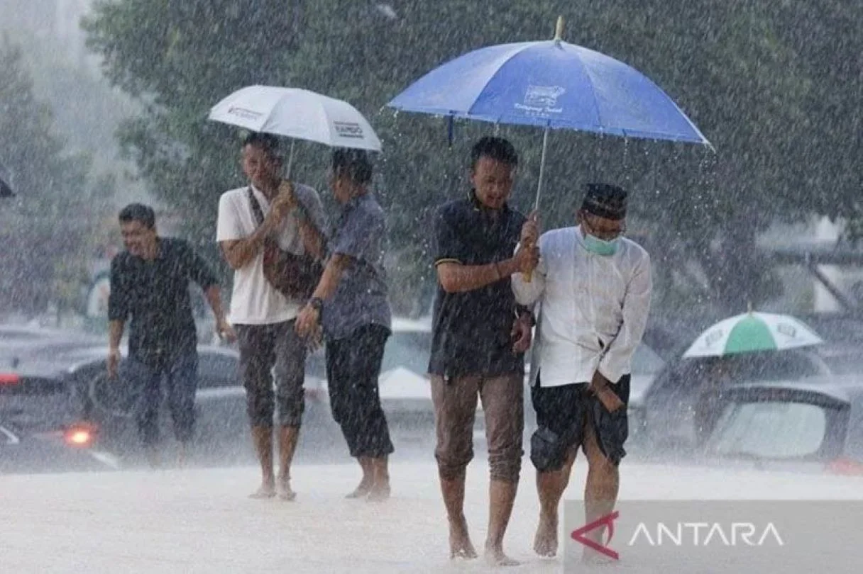 Hujan Deras dan Angin Kencang Melanda Indonesia, Ini Prakiraan Cuaca Terbaru