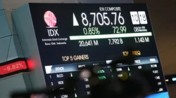 IHSG Ditutup Naik ke 7.057, BRPT hingga AMMN Dorong Lonjakan