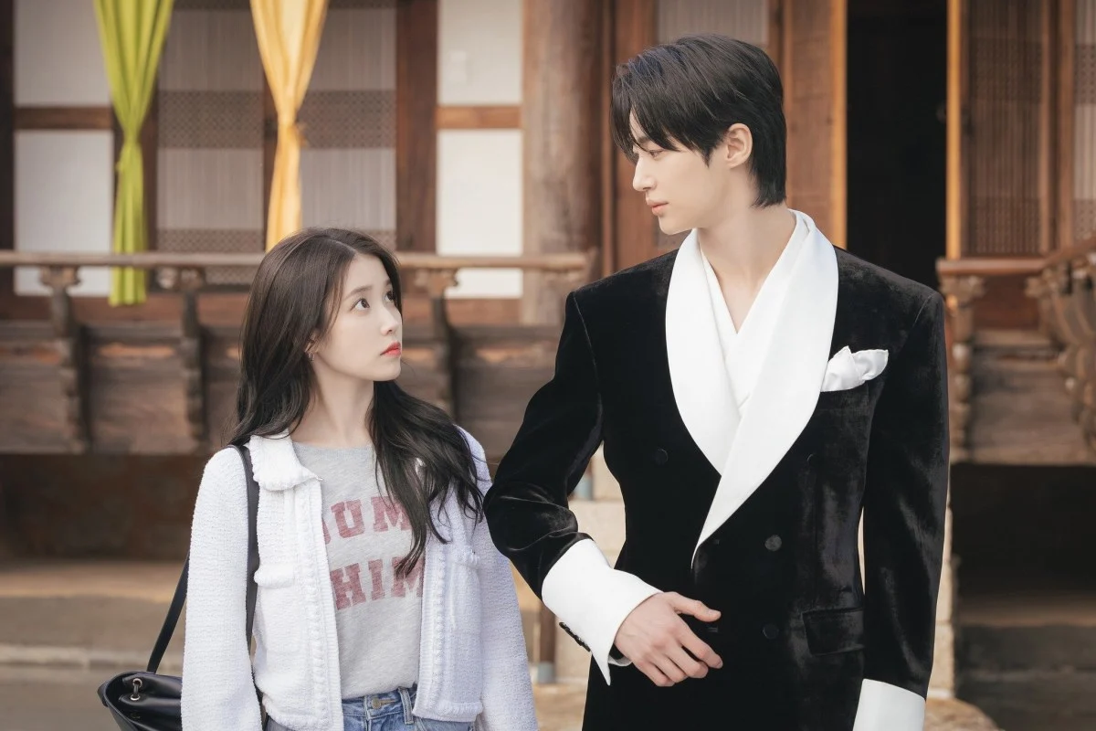 IU dan Byeon Woo Seok Minta Maaf Atas Kontroversi Drama Perfect Crown