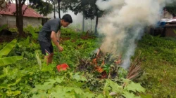 Kepsek di Ciputat Menjadi Viral Setelah Menegur Warga yang Membakar Sampah