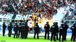 Kerusuhan di Lapangan: Derbi Gothenburg Ditinggal Berantai