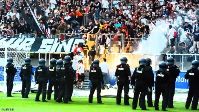 Kerusuhan di Lapangan: Derbi Gothenburg Ditinggal Berantai