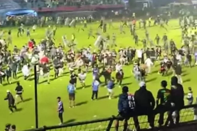 Kerusuhan Suporter Sepak Bola Indonesia: Tidak Berhenti di Sanksi Komdis PSSI