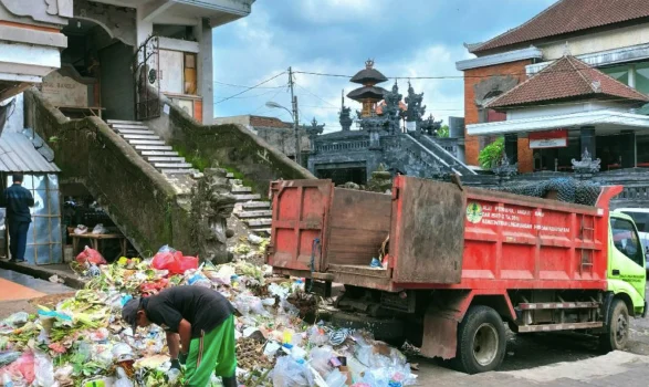 Krisis Pengelolaan Sampah di Bali dan Tasikmalaya: Antara Bau Dupa dan Bau Busuk