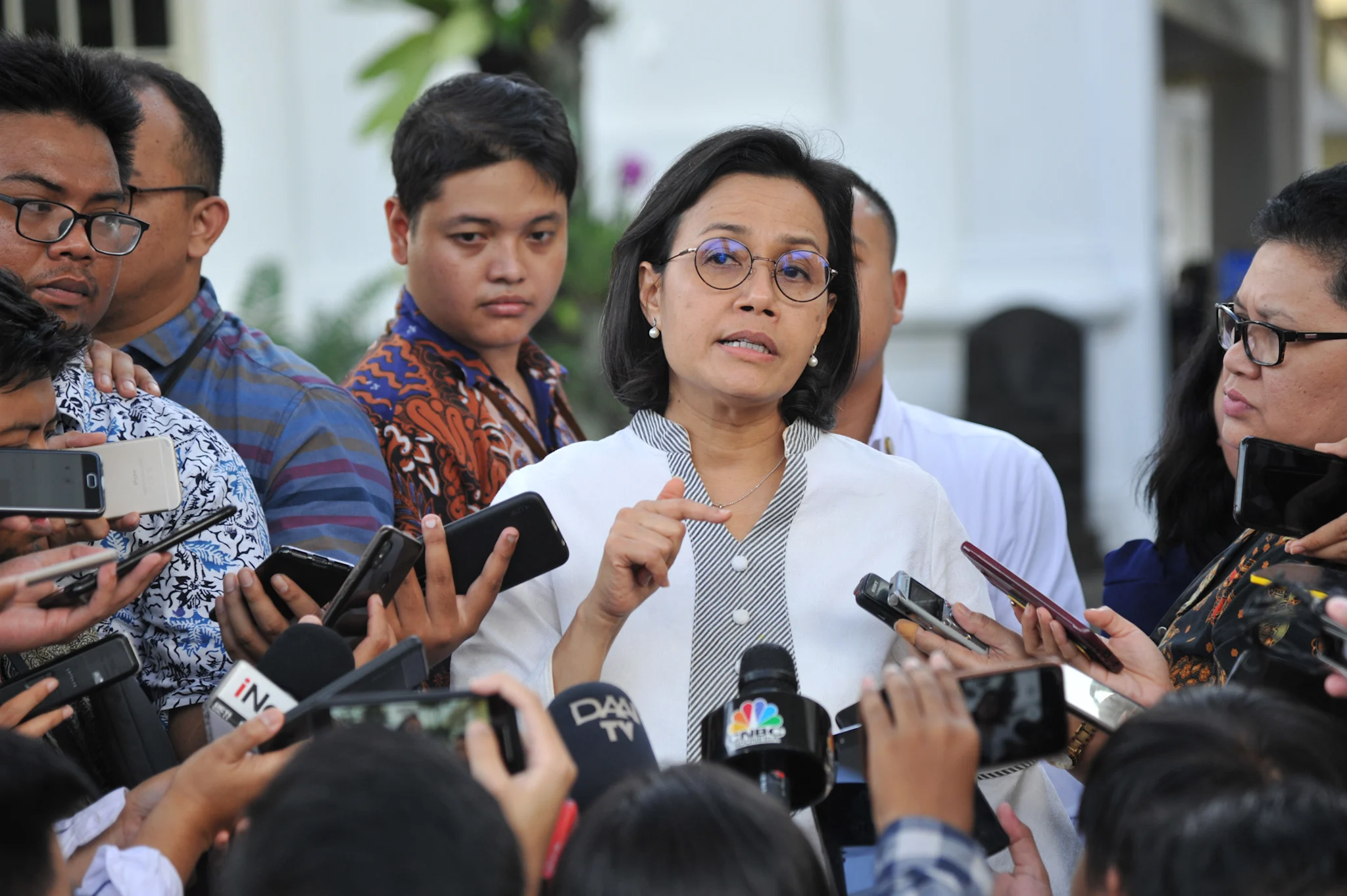 Luhut Beberkan Pembahasan Rupiah dan Pasar Keuangan Bersama OJK