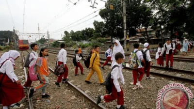 Mengenal Dunia Penjaga Perlintasan Liar: Kisah Anak Kampung yang Besar di Pinggir Rel