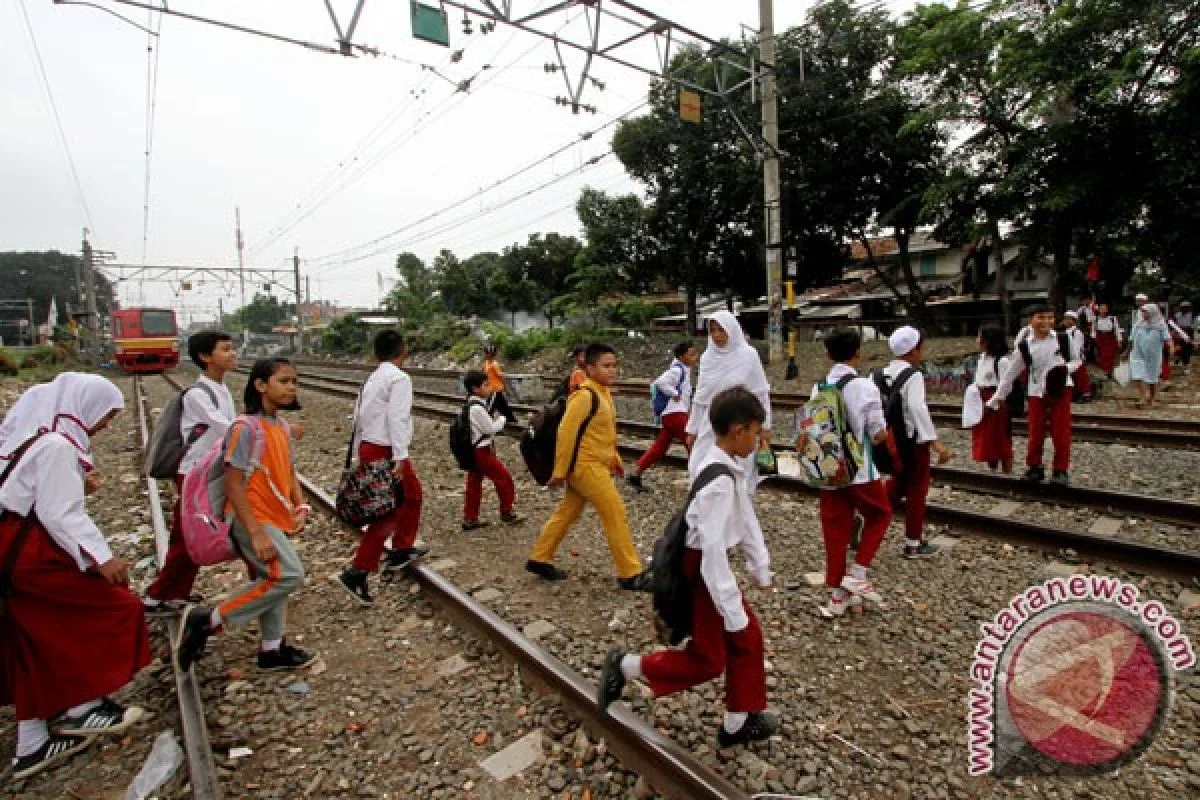Mengenal Dunia Penjaga Perlintasan Liar: Kisah Anak Kampung yang Besar di Pinggir Rel