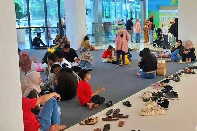 Menkeu Purbaya Buktikan Sehat: Tertangkap Jalan-jalan di Mall Bersama Keluarga Saat Rumor Sakit Beredar
