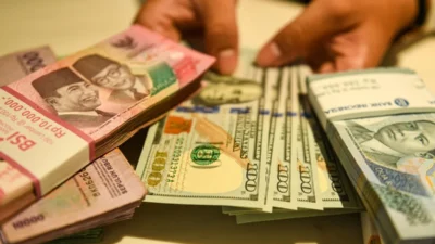 Pengamat Ungkap Fenomena Berburu Valas di Desa usai Rupiah Terus Melemah