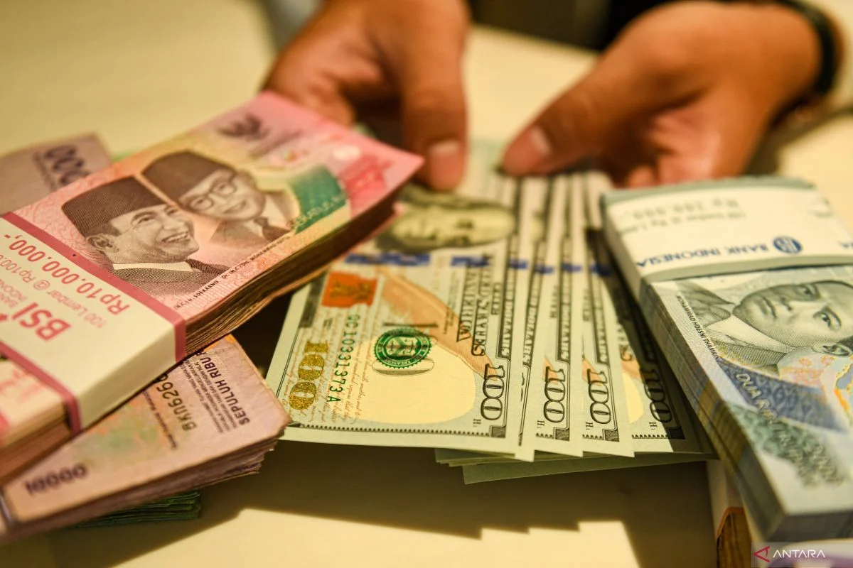 Pengamat Ungkap Fenomena Berburu Valas di Desa usai Rupiah Terus Melemah