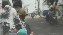 Pengendara Motor Diduga Kejar dan Rusak Mobil di Bogor karena Tak Terima Diklakson
