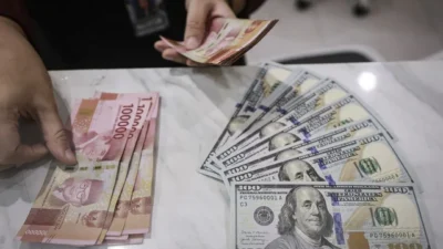 Rupiah Dekati Level Terlemah, Ekonom Prediksi Tekanan Masih Berlanjut