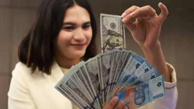 Rupiah Fluktuatif, Dolar AS Dibanderol Mahal di Perbankan
