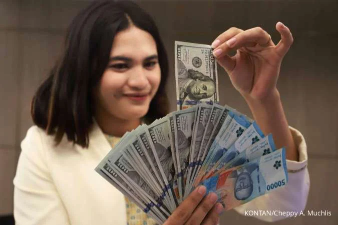 Rupiah Fluktuatif, Dolar AS Dibanderol Mahal di Perbankan