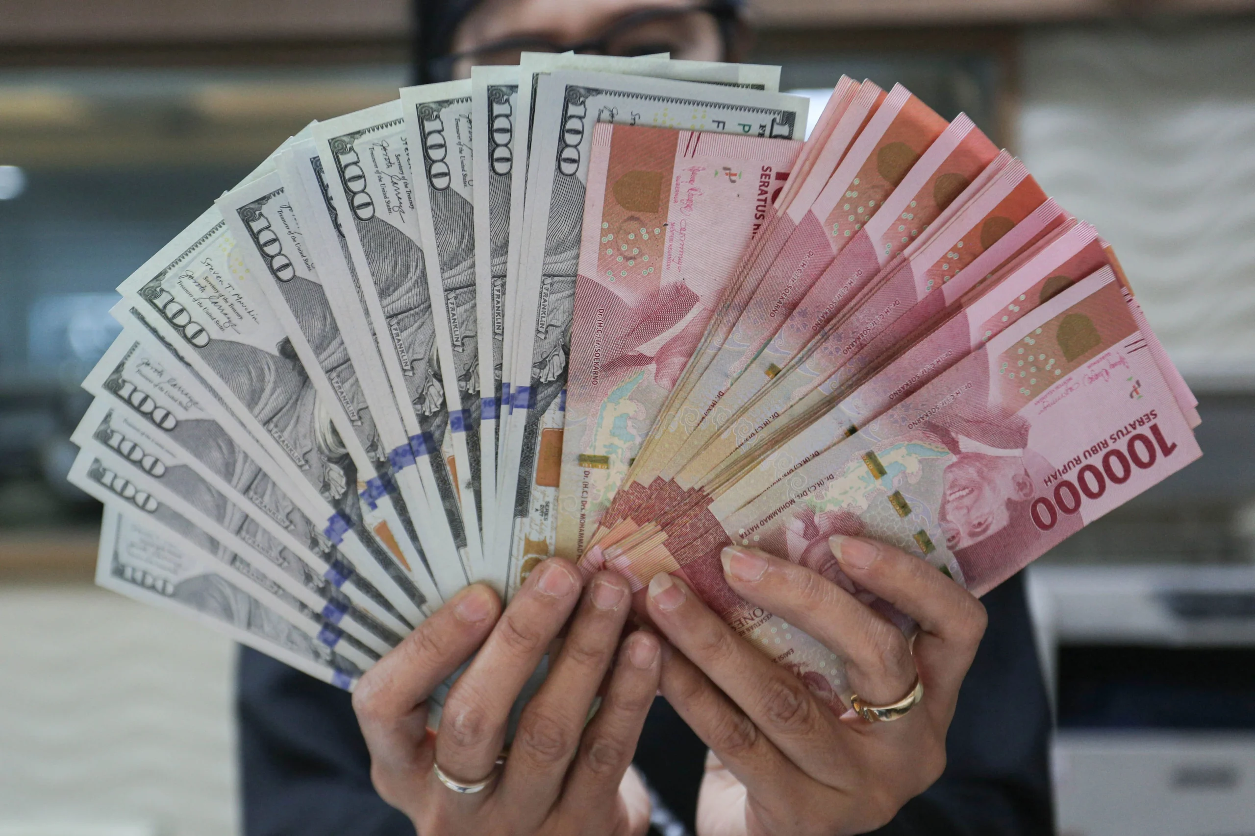 Rupiah Melemah, Tembus 17.445 per Dolar di Akhir Sesi