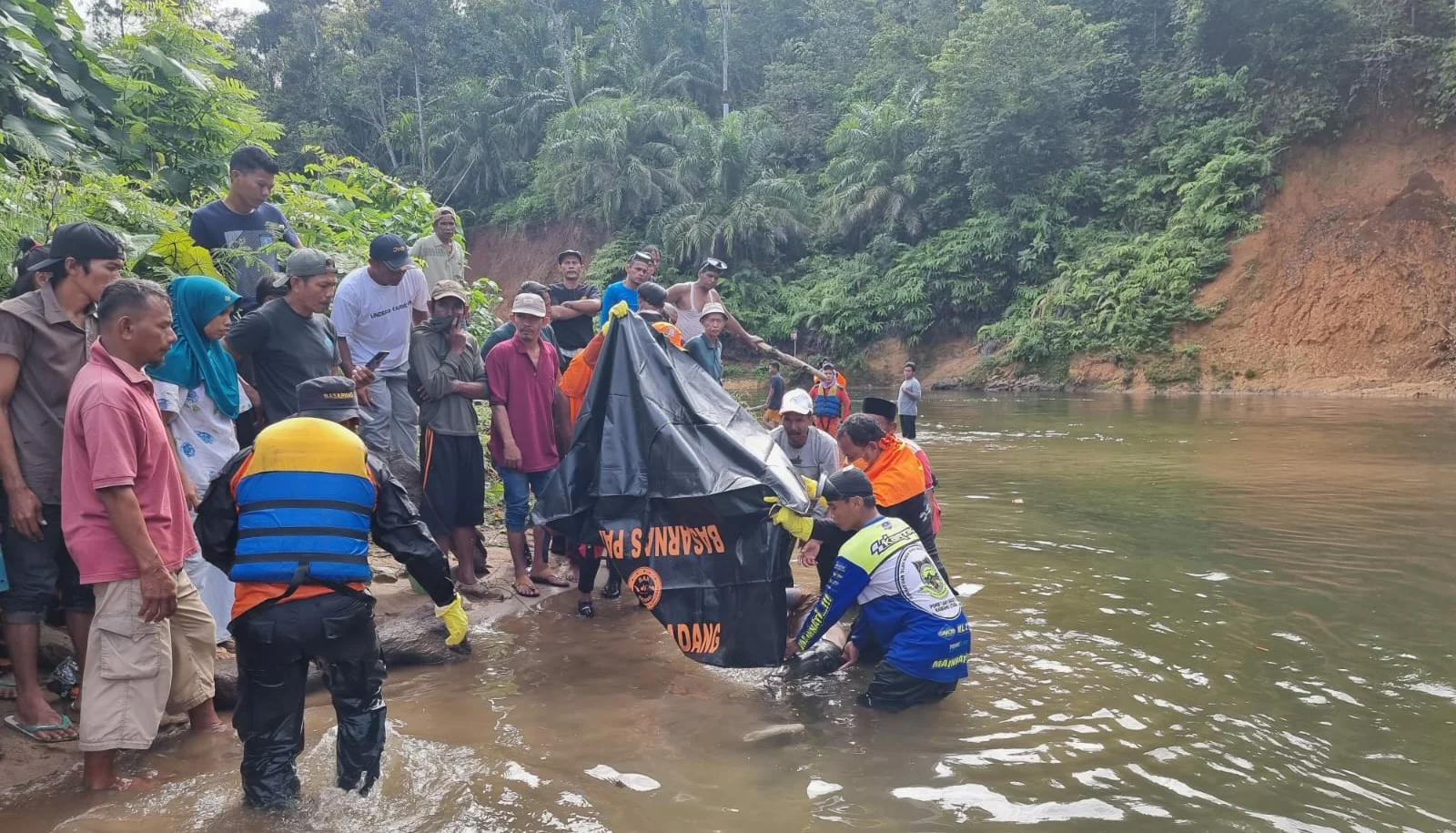Satpam Hanyut Saat Menyelamatkan Remaja di Sungai Cibanjaran, Kini Ternyata Tewas