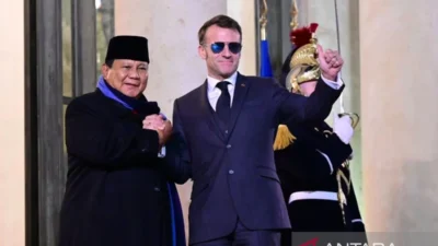 Seskab Teddy Gelar Diskusi Intensif 2 Jam dengan Macron dan Prabowo: Energi, Ekonomi, serta Pendidikan Nasional