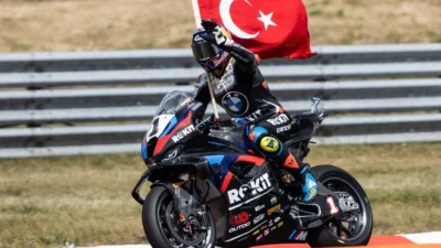 Toprak Razgatlıoğlu Buktikan Kejayaan di Lintasan, Mengguncang Dunia Balap Motor!