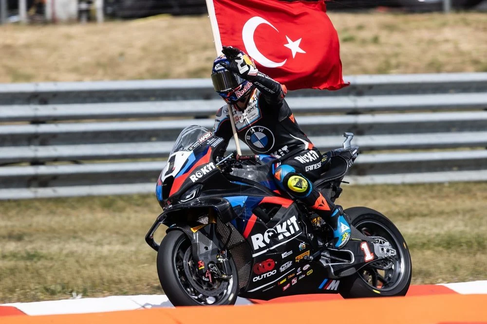 Toprak Razgatlıoğlu Buktikan Kejayaan di Lintasan, Mengguncang Dunia Balap Motor!