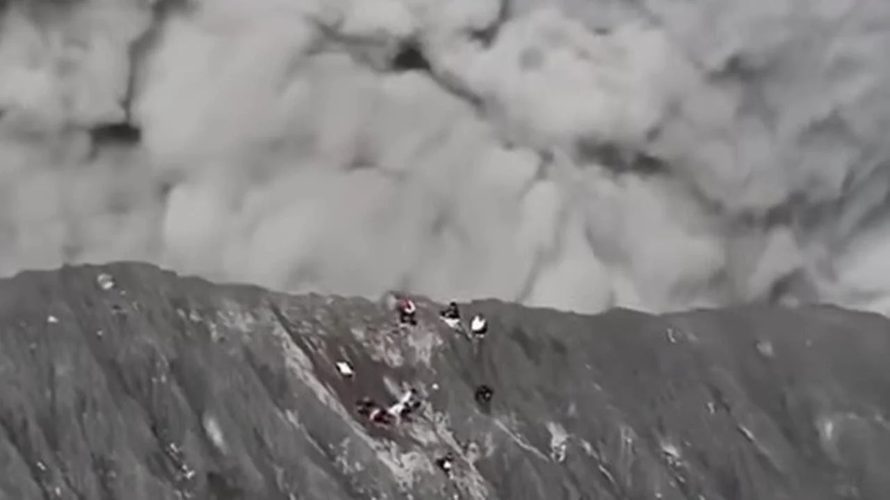 Tragedi Gunung Dukono: Dua Pendaki Singapura Tewas, Evakuasi Berlangsung Sulit