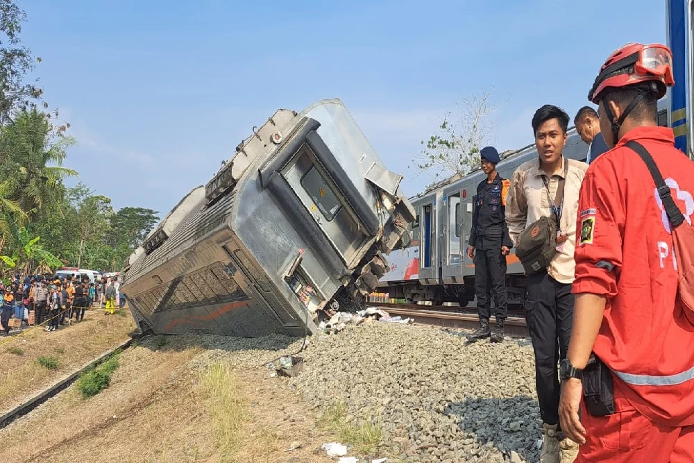 Tragedi Kecelakaan Kereta di Bekasi Hari Ini: 16 Tewas, 90 Luka, dan Dampaknya pada Aksi May Day